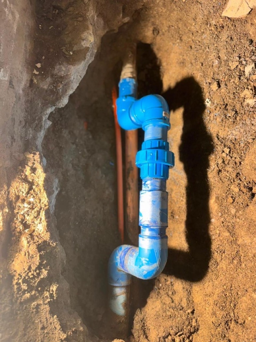 Reparación de tubería de PVC azul ya instalada en la excavación