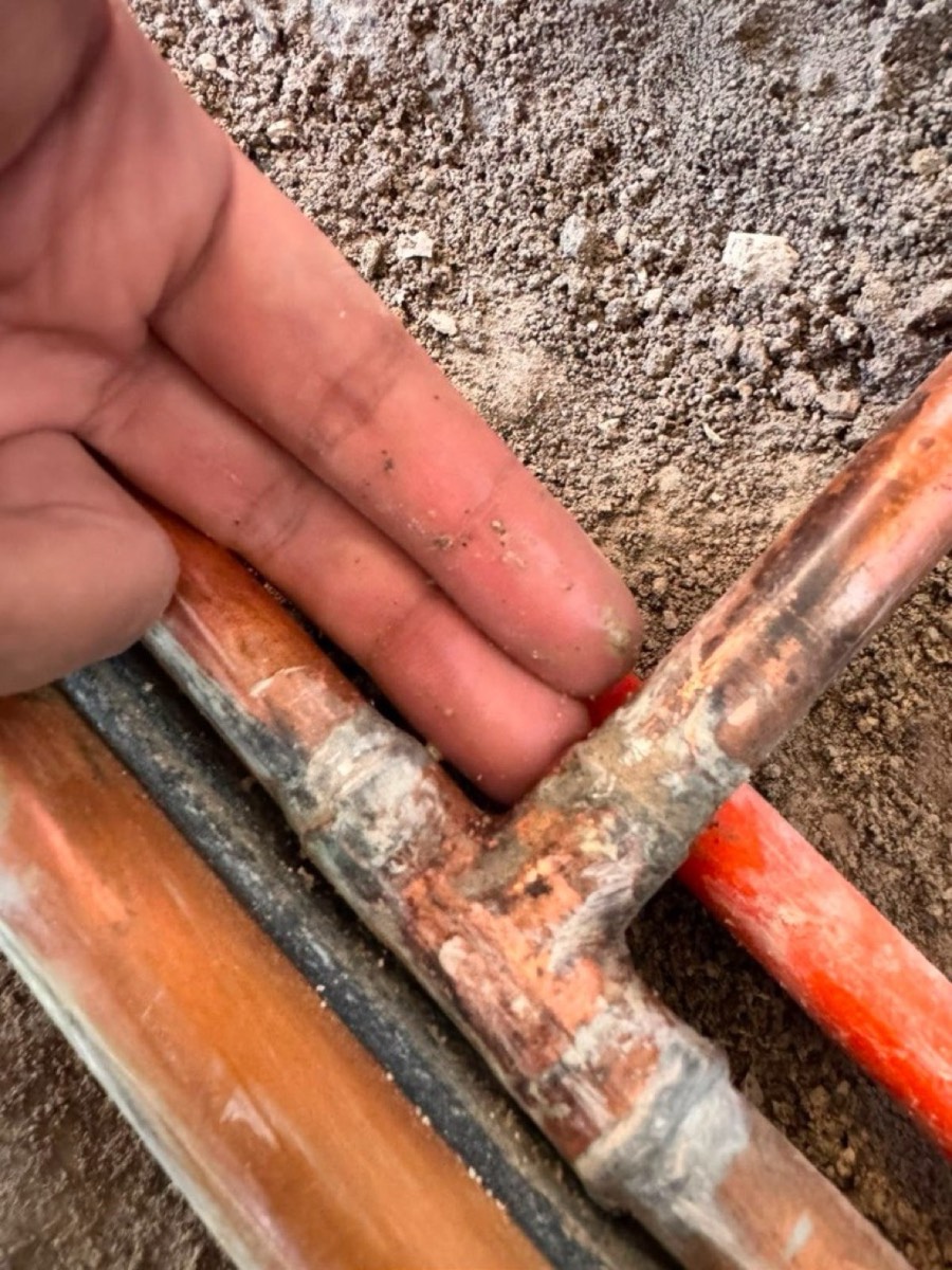 Tubería de cobre con filtración localizada en la excavación