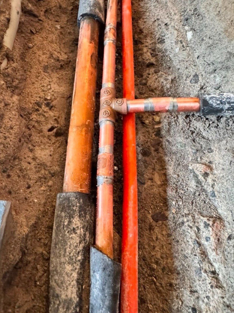 Red de agua reparada con cobre y tubería nueva
