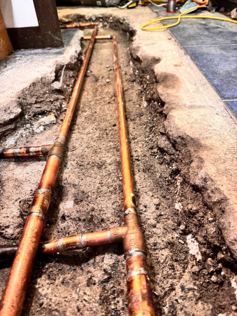 Instalación de tuberías de cobre nuevas en zanja de piso