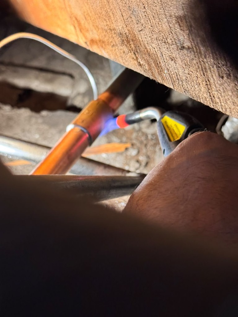 Soldadura de tubería de cobre con soplete en reparación